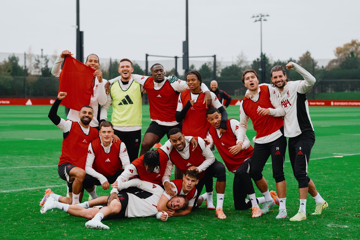 LFCEspanol's tweet photo. El equipo ganador del entrenamiento de hoy 😃 https://t.co/grPNJeww6U