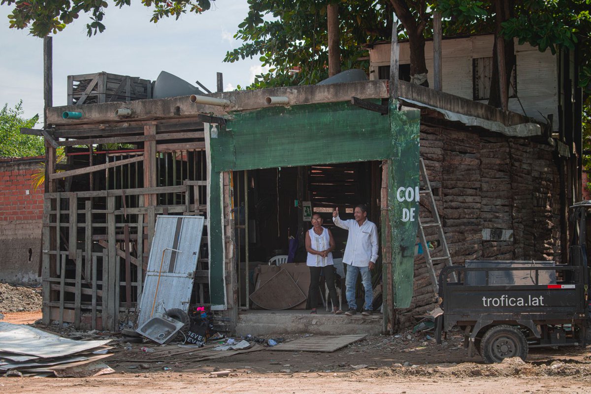 Luego de 33 años de vivir en medio del barro y los escombros, los esposos Ariel y Florinda, son los últimos del sector El Papayal, en #Chambacú, en ser reubicados por la <a href="/AlcaldiaCTG/">Alcaldía de Cartagena</a>. 

Este viernes la pareja, desplazada de la violencia en el Cesar, desalojó el predio