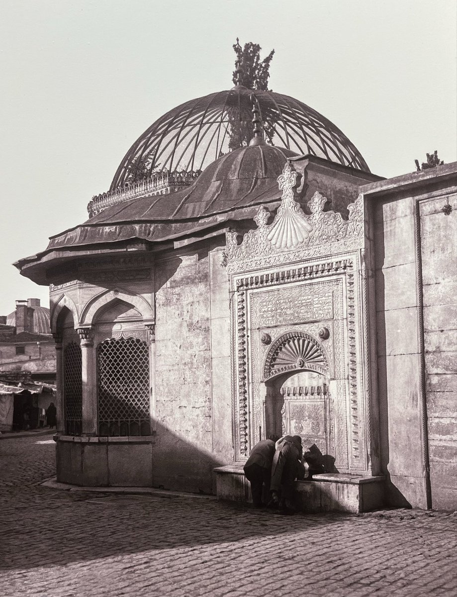 Mimar Arif Hikmet Koyunoğlu'nun objektifinden Üsküdar Valide-i Cedid Camii'nden bir köşe.

Günümüzde vızır vızır insan ve araç trafiğine ev sahipliği yapan bu köşenin değişimine insan şaşırmadan edemiyor.