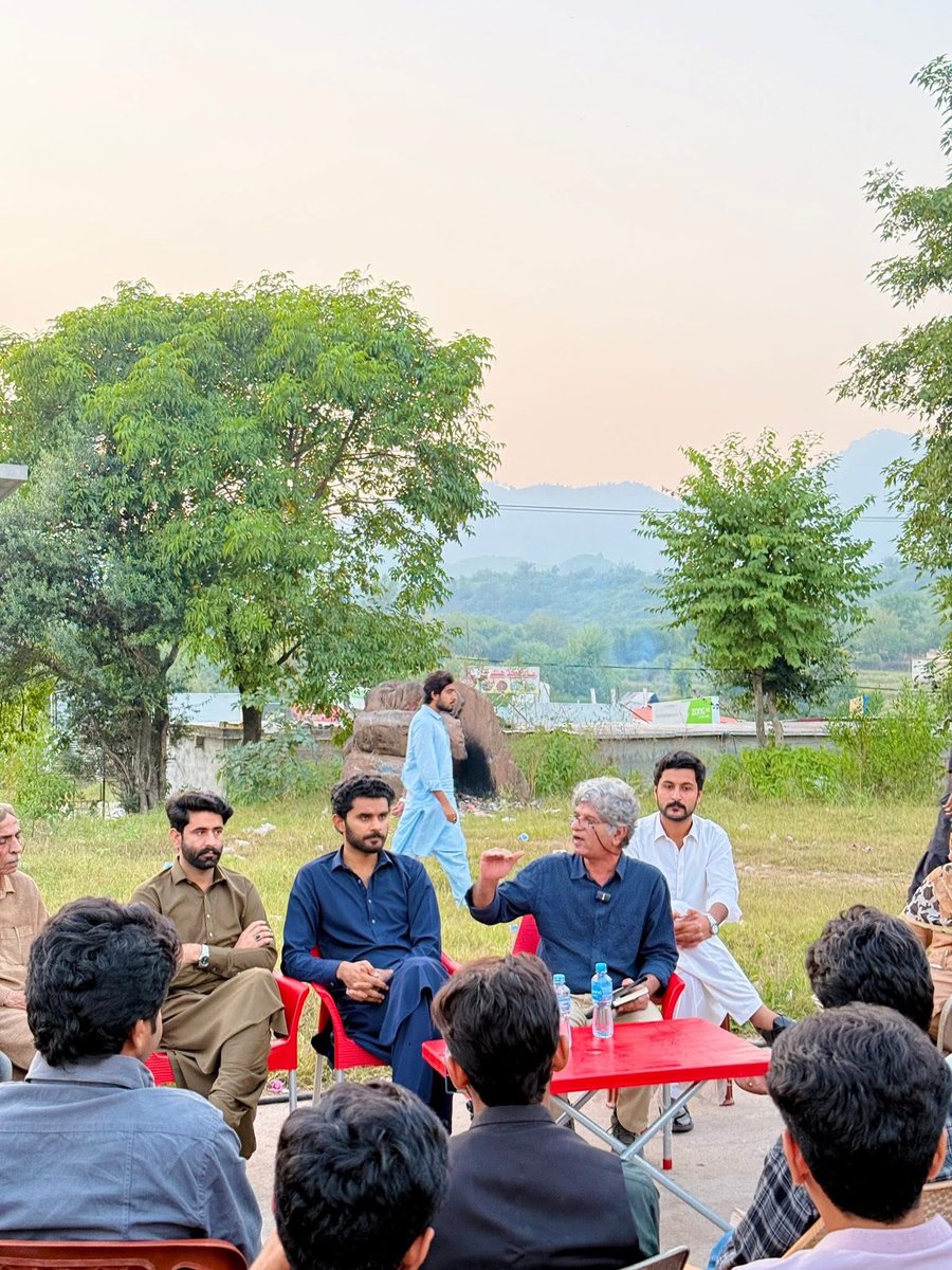 saraiki_council's tweet photo. Saraiki Students Council QAU hosted a study circle on “Khawaja Ghulam Farid: Poetry & Ideas” with Mushtaq Gaadi. The talk highlighted Farid’s defiance of extremism, love for Roh, Thal & Damaan, and his Saraiki pride that inspires unity & resistance.
#LongLiveSSC 🚩 https://t.co/VXgtzhlVN5