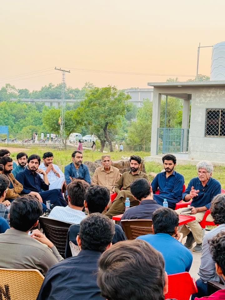 saraiki_council's tweet photo. Saraiki Students Council QAU hosted a study circle on “Khawaja Ghulam Farid: Poetry & Ideas” with Mushtaq Gaadi. The talk highlighted Farid’s defiance of extremism, love for Roh, Thal & Damaan, and his Saraiki pride that inspires unity & resistance.
#LongLiveSSC 🚩 https://t.co/VXgtzhlVN5