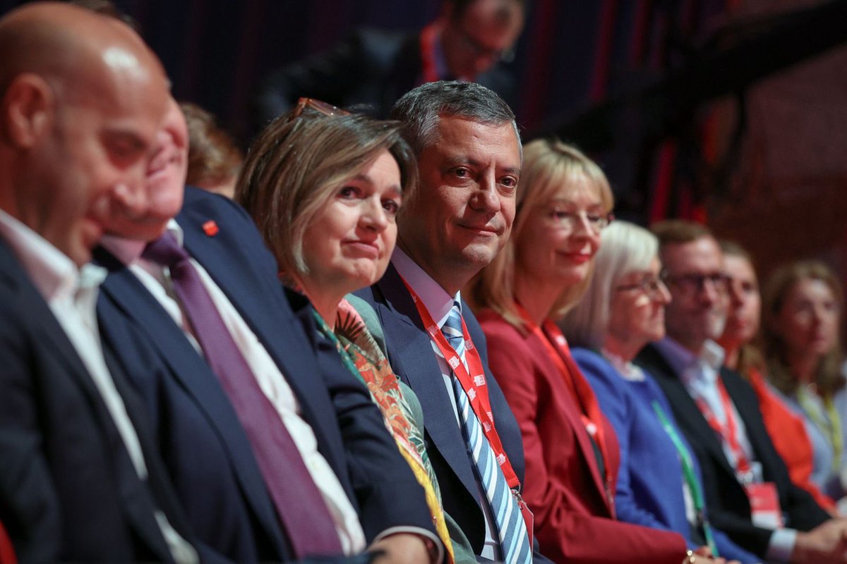 herkesicinCHP's tweet photo. Genel Başkanımız Özgür Özel, Hollanda’nın başkenti Amsterdam’da düzenlenen Avrupa Sosyalist Partisi’nin (PES) kongresinde Cumhurbaşkanı Adayımız Ekrem İmamoğlu’nun eşi Dilek İmamoğlu aracılığı ile gönderdiği video mesajı dinleyerek katılımcılarla birlikte Ekrem İmamoğlu’nu ayakta alkışladı.