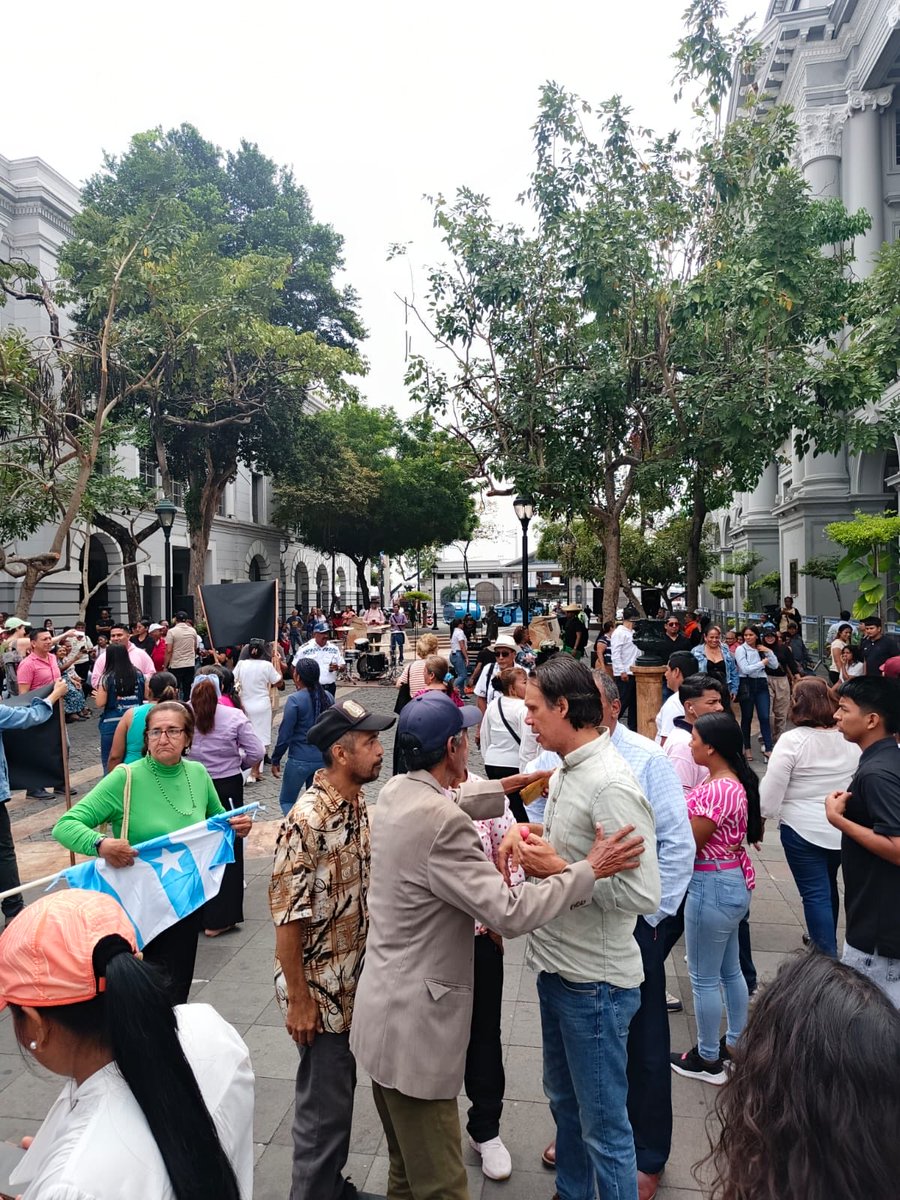 PedritoExtranja's tweet image. Guayaquil exige respuestas:
La Fiscalía debe explicar por qué se abstuvieron de acusar al principal implicado en la bomba de la Bahia.
La gente está cabreada. Hoy la Comuna de Barrios está en sesión permanente. Queremos saber quién ordena poner las bombas en la ciudad