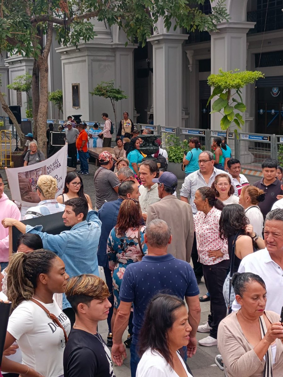 PedritoExtranja's tweet image. Guayaquil exige respuestas:
La Fiscalía debe explicar por qué se abstuvieron de acusar al principal implicado en la bomba de la Bahia.
La gente está cabreada. Hoy la Comuna de Barrios está en sesión permanente. Queremos saber quién ordena poner las bombas en la ciudad