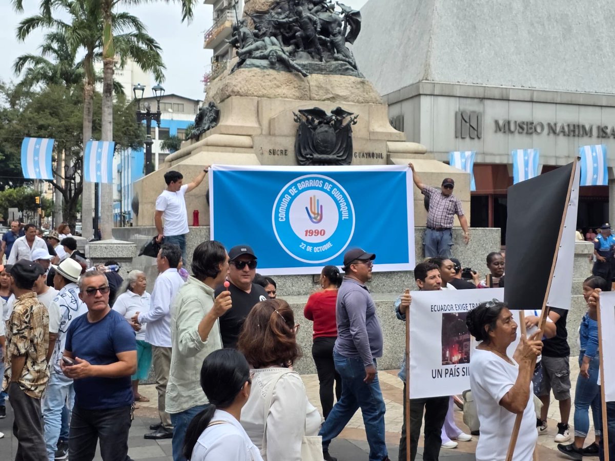 PedritoExtranja's tweet image. Guayaquil exige respuestas:
La Fiscalía debe explicar por qué se abstuvieron de acusar al principal implicado en la bomba de la Bahia.
La gente está cabreada. Hoy la Comuna de Barrios está en sesión permanente. Queremos saber quién ordena poner las bombas en la ciudad