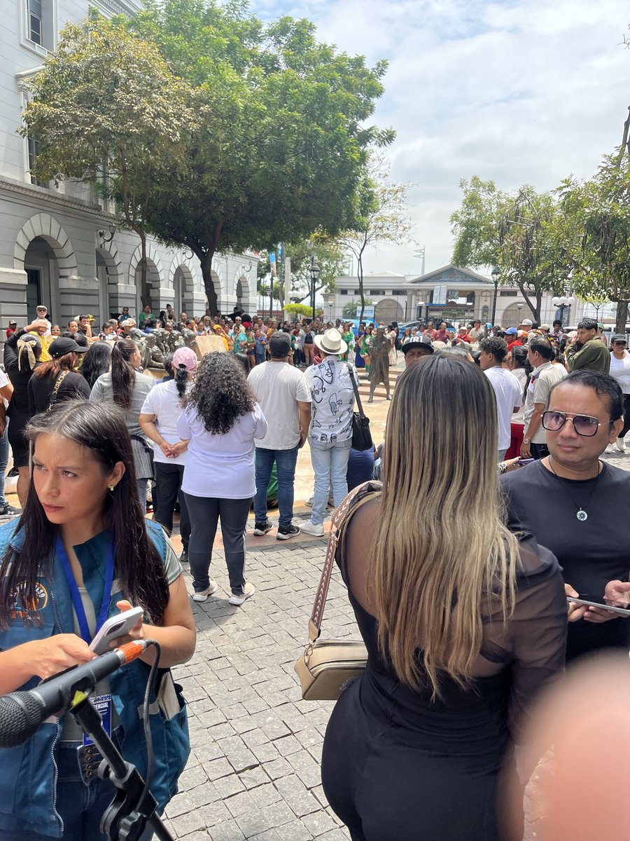 PedritoExtranja's tweet image. Guayaquil exige respuestas:
La Fiscalía debe explicar por qué se abstuvieron de acusar al principal implicado en la bomba de la Bahia.
La gente está cabreada. Hoy la Comuna de Barrios está en sesión permanente. Queremos saber quién ordena poner las bombas en la ciudad