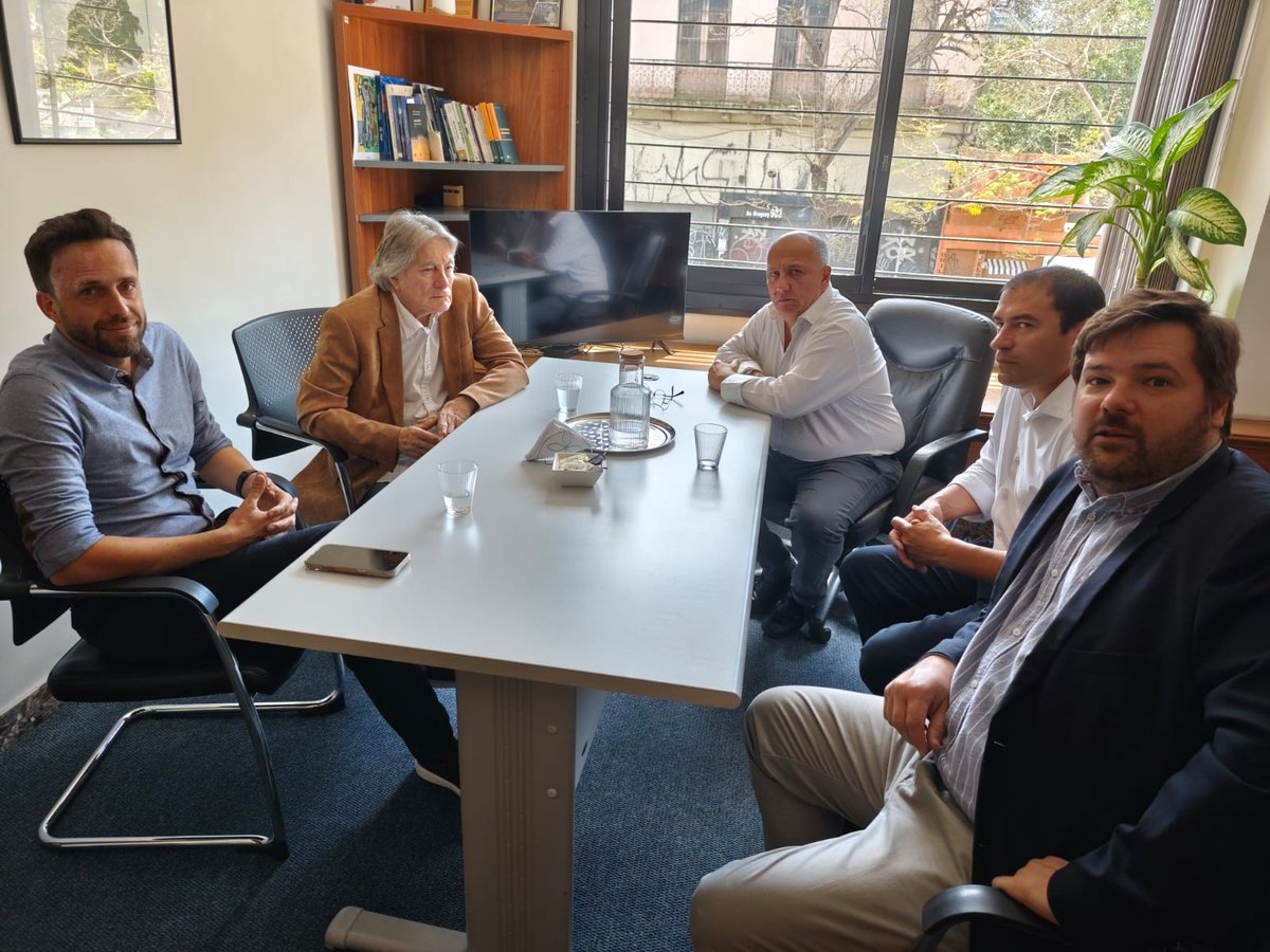 Mantuvimos un encuentro con las autoridades de <a href="/AGADU_UY/">AGADU</a> (Presidente y Secretario General) para intercambiar información sobre el cumplimiento de la emisión de la música nacional en los medios de comunicación.
<a href="/brunoferiguini/">Bruno Fernández Iguini</a> <a href="/NanoClaramunt/">Leandro Claramunt</a>