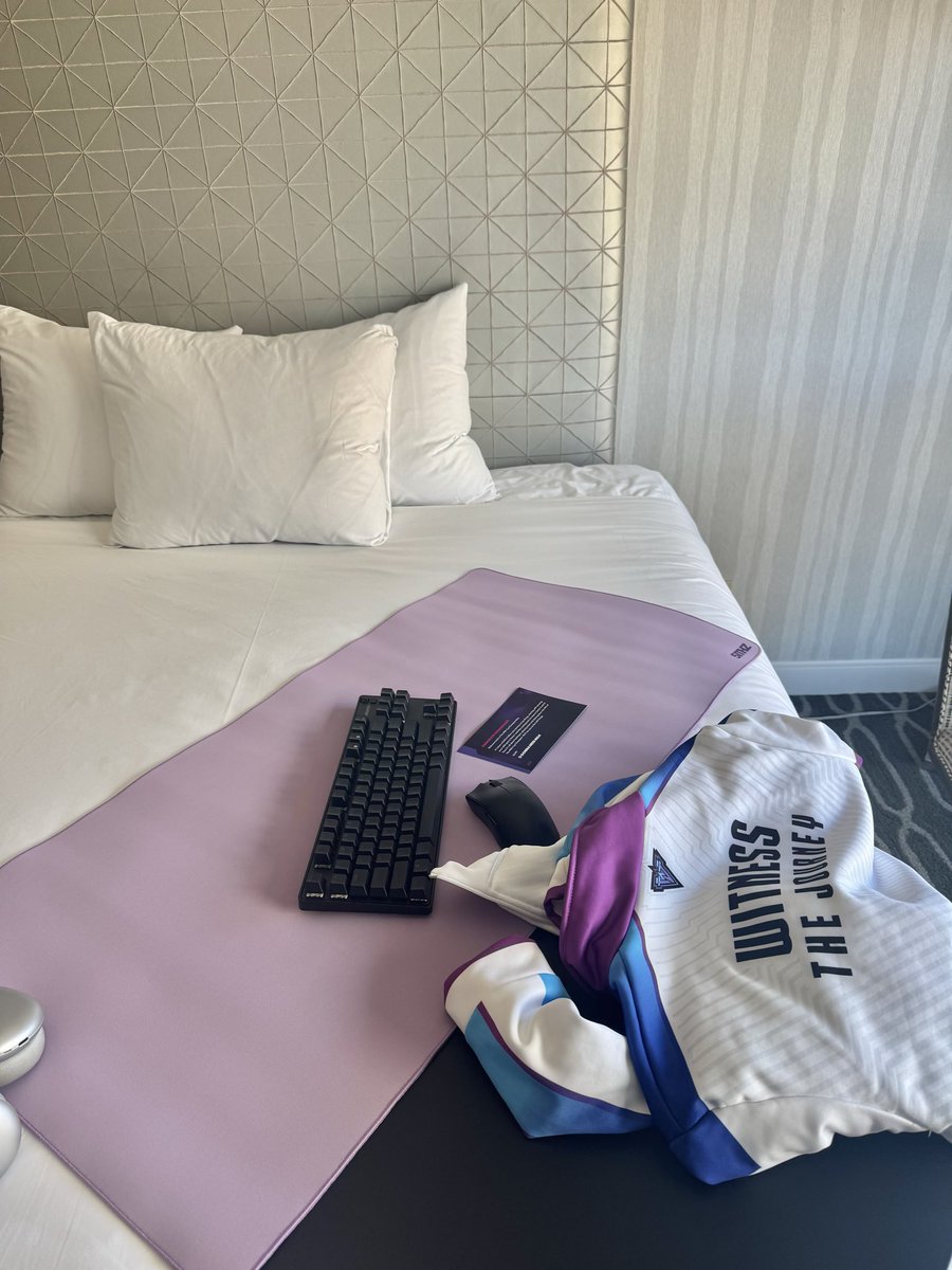 Thank you thank you <a href="/5ithzz/">5ithz</a> for the mouse pad added to my set up for <a href="/GonnaNeedMilk/">Milk</a> LAN tomorrow ! The quality and the color 😍 obsessed 💗