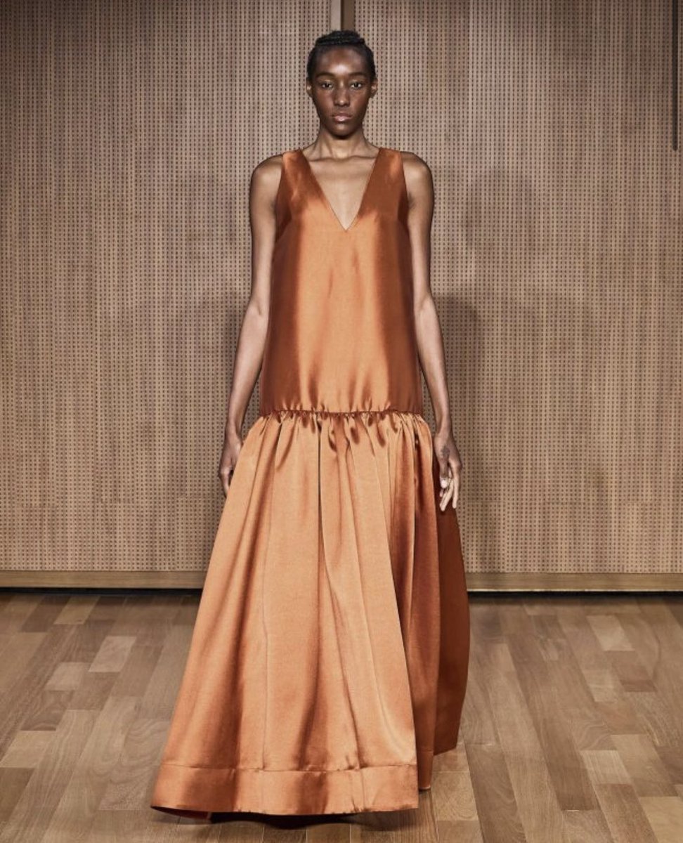 xhiqueeu's tweet image. Na À La Garçonne, o silêncio tem estilo.
É o som da alfaiataria que pensa,
do corpo que veste o tempo,
e da moda que não grita, apenas existe.
#ALaGarçonne #SPFW60 #GenderlessStyle #QuietLuxury #xhiqueeu