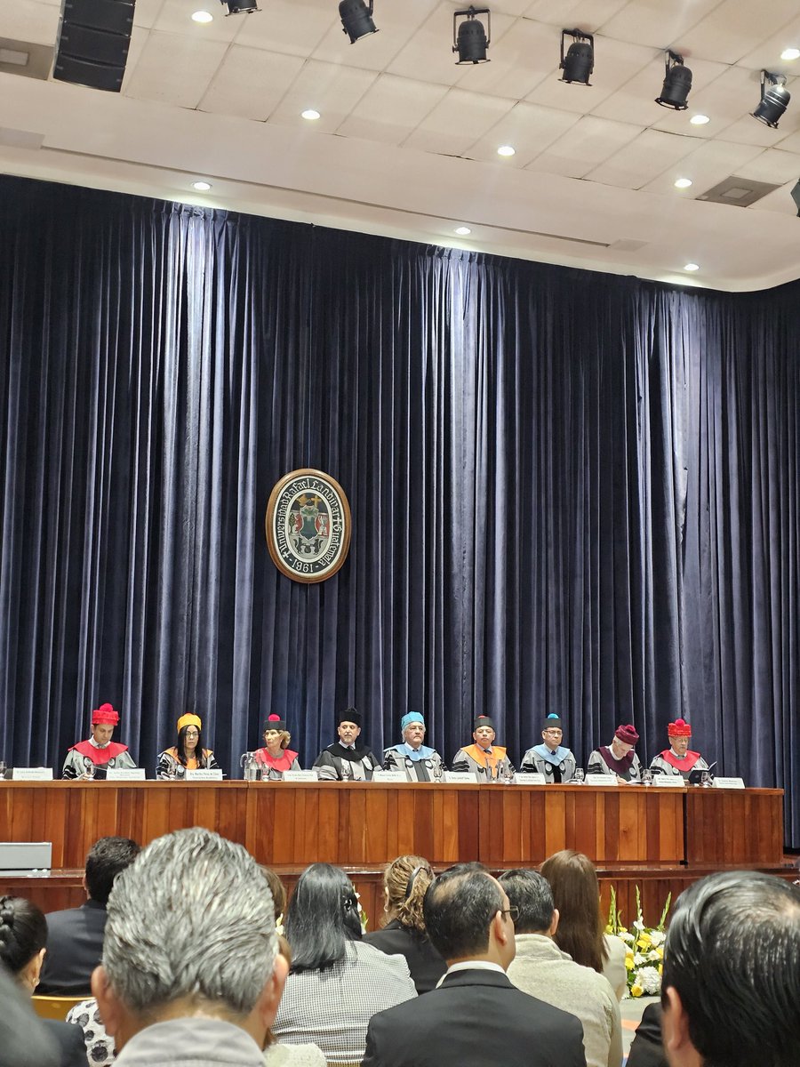 t_rraza_'s tweet image. Celebrando el aniversario en esta institución que me vio crecer, formarme y en la cual hoy tengo el gusto también de formar parte. 

☺️