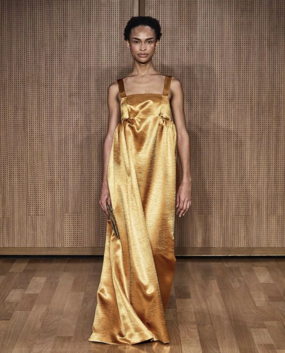 xhiqueeu's tweet image. At À La Garçonne, silence has style.
It’s the sound of thoughtful tailoring,
of a body wearing time,
and of fashion that doesn’t scream, it breathes.
#ALaGarçonne #SPFW60 #GenderlessStyle #QuietLuxury #xhiqueeu