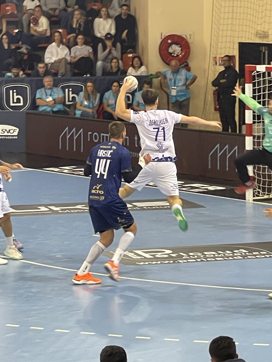 FlashFM_Limoges's tweet photo. Victoire du @LimogesHandball face à @DMH_Officiel 32-31 ! #lh #limoges  #flashfm https://t.co/ItrOGUiTKL