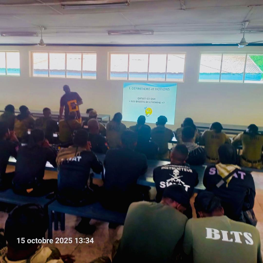 BINUH_UN's tweet photo. @BINUH et @UNHumanRights, avec le soutien de @OIFrancophonie et @raid_fipn, sensibilisent les agents des unités spécialisées de la PNH sur la prévention des violations des droits de l’homme lors des opérations.

Lieu : Académie de police
Date : 15 au 17 octobre https://t.co/d33FEFuNPQ