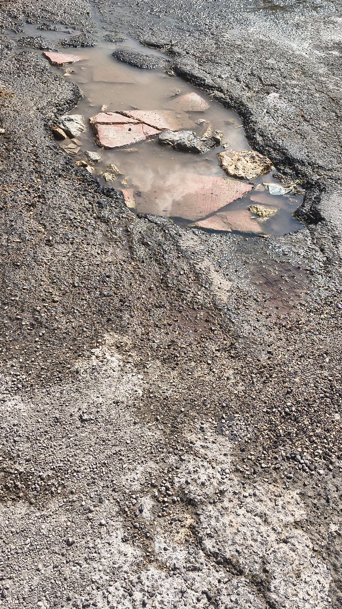 bisoph_as's tweet photo. Llevo meses yendo al módulo de la @JAPAYOficial para que me arreglen estos baches. El apeste es horrible, que necesitamos hacer para que tomen cartas en el asunto @huachodiazmena @gobiernoyucatan @CeciliaPatronL 
#meridanotanblanca #merida #visitmerida https://t.co/ZEUxUNCzly