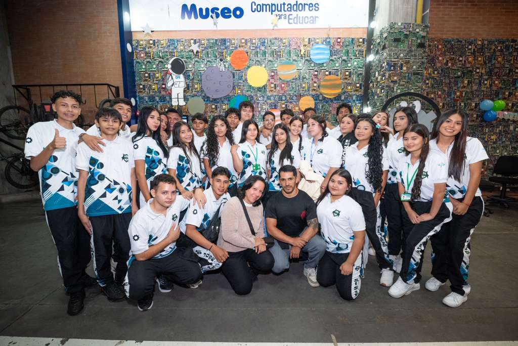 CompuParaEducar's tweet image. Los estudiantes de la IE José Antonio Galán programaron de manera útil y divertida en nuestros Talleres de Innovación. A través del software #Scratch, desarrollaron videojuegos fortaleciendo el pensamiento lógico. Además, aprendieron sobre la gestión de residuos electrónicos.