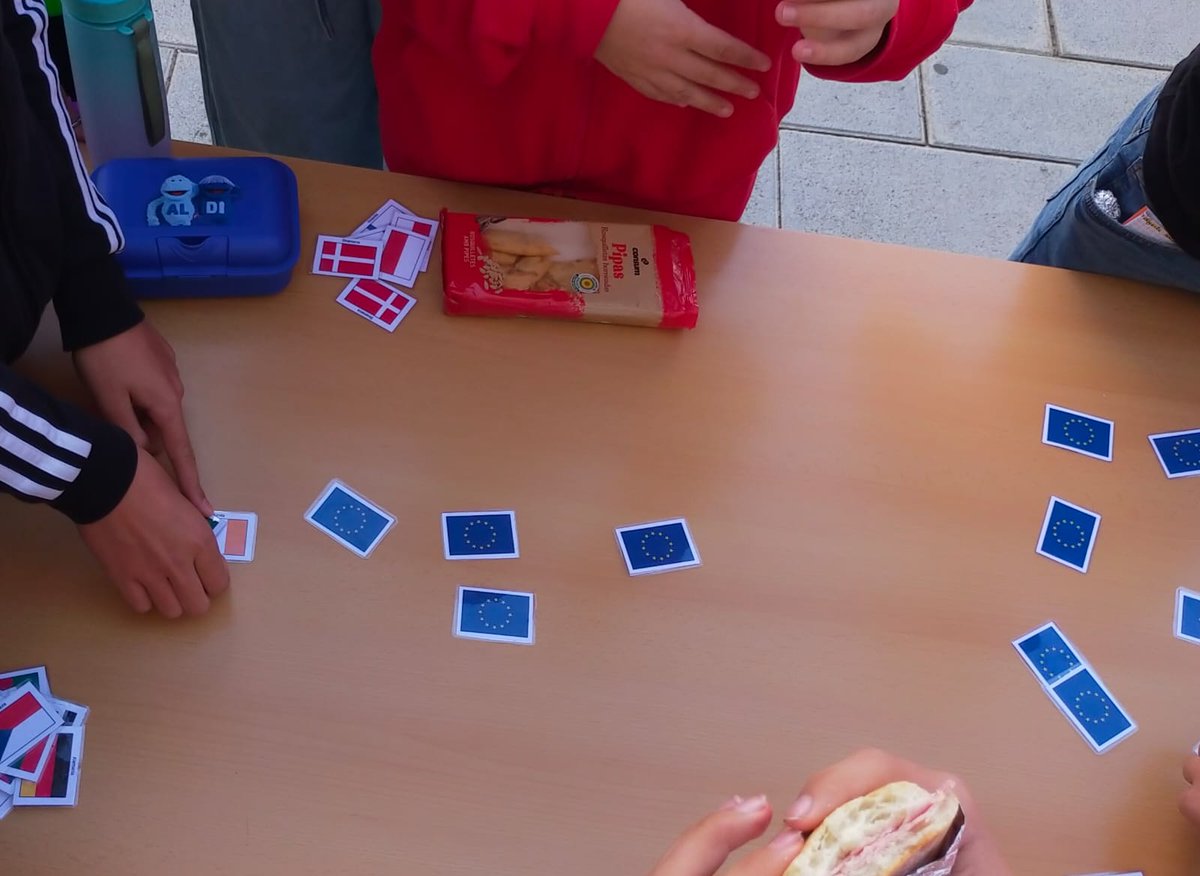 Els alumnes de diferents cursos han jugat, après i compartit experiències, valorant tot el que significa formar part d’Europa 💙
🌍 Aprendre, conviure i créixer junts, el millor de l’esperit Erasmus!
#InstitutSerradIrta #SomEuropa #JuntsFemEuropa