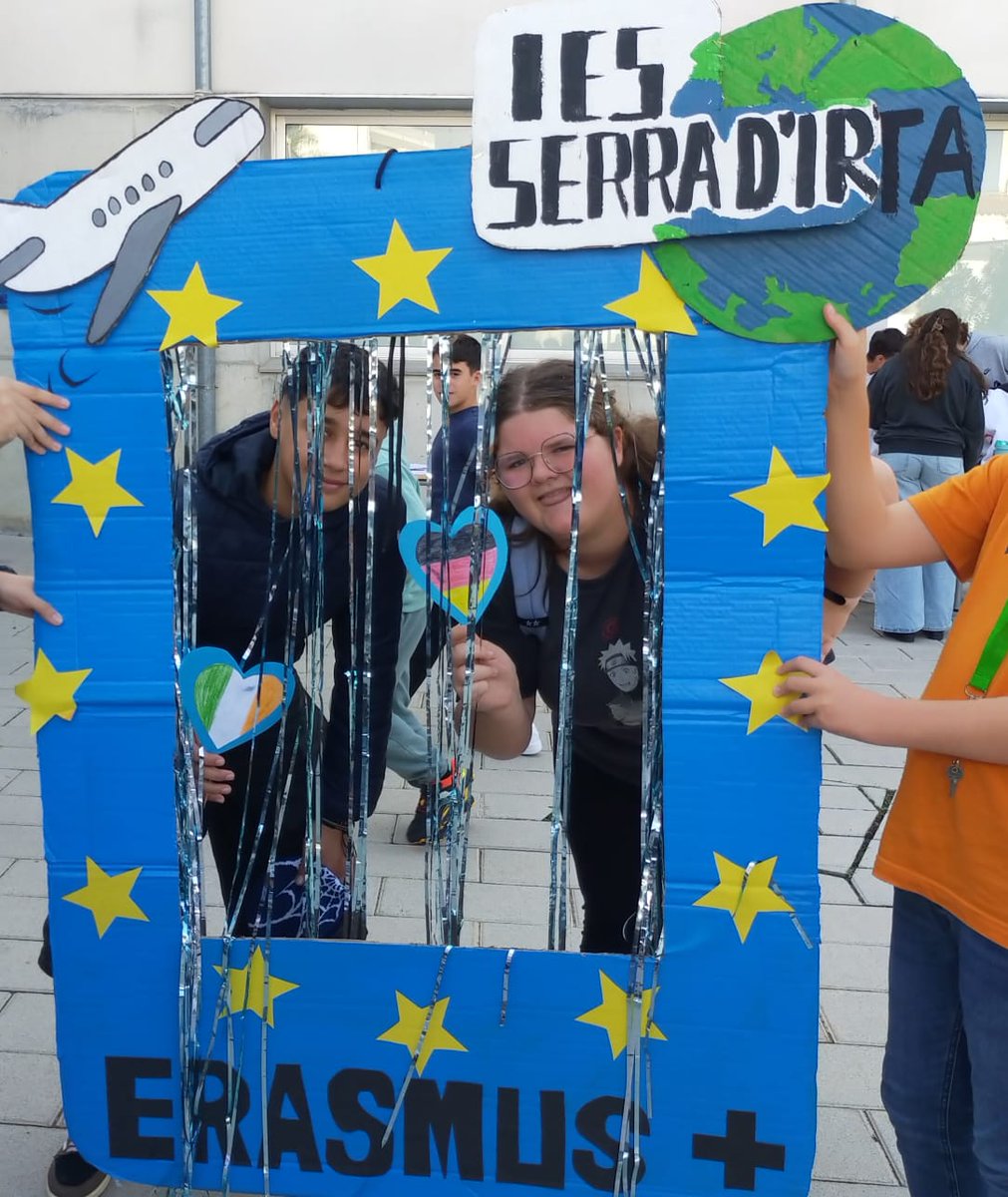 🌟 Ens quedem amb la il·lusió, els aprenentatges i l’orgull de sentir-nos europeus!
👏 Gràcies a tot l’alumnat per la seua implicació i entusiasme.
💙 Viure Europa, aprendre i passar-ho bé… què més es pot demanar?
#AprendreÉsDivertit #ErasmusDays #ProudOfEurope #IESSerraIrta