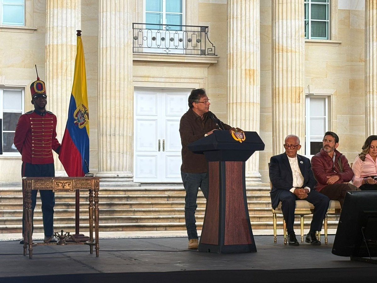 <a href="/YessikaHoyos/">Yessika Hoyos</a> <a href="/sorisgut/">Soraya G</a> <a href="/July_DDHH/">July Henriquez ☆</a> <a href="/ReynaldVillalba/">Reinaldo Villalba V.</a> <a href="/SebastianDDHH/">Sebastian Escobar Uribe</a> <a href="/RmMathaus/">Rosa Maria Mateus</a> <a href="/cejil/">CEJIL</a> <a href="/Movicecol/">Movice</a> <a href="/coeuropa/">Coordinación Colombia Europa Estados Unidos CCEEU</a> <a href="/PlataformaDesc/">Plataforma DHESCA</a> <a href="/ViviKrsticevic/">viviana krsticevic</a> #AEstaHora🔴 El presidente <a href="/petrogustavo/">Gustavo Petro</a> pide perdón y reconoce la responsabilidad del Estado por la persecución, hostigamiento y vigilancia contra integrantes del <a href="/Ccajar/">ColectivoDeAbogad@s</a> y sus familias.