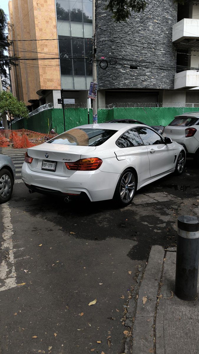 AngiePop27's tweet photo. Carros estacionados en pleno paso peatonal en la Esquina de Obrero Mundial y Xochicalco. No dejan pasar! @BJAlcaldia @UCS_GCDMX https://t.co/T5xK4XU0mM