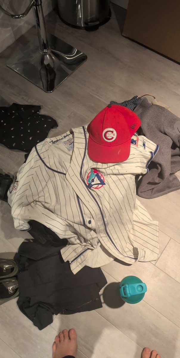 SawyerMarsh's tweet photo. @JohnnyGiunta_ this baby is from 1988, mustard stains and all. We bringing out the big guns in Seattle! https://t.co/nUaQKP77yF