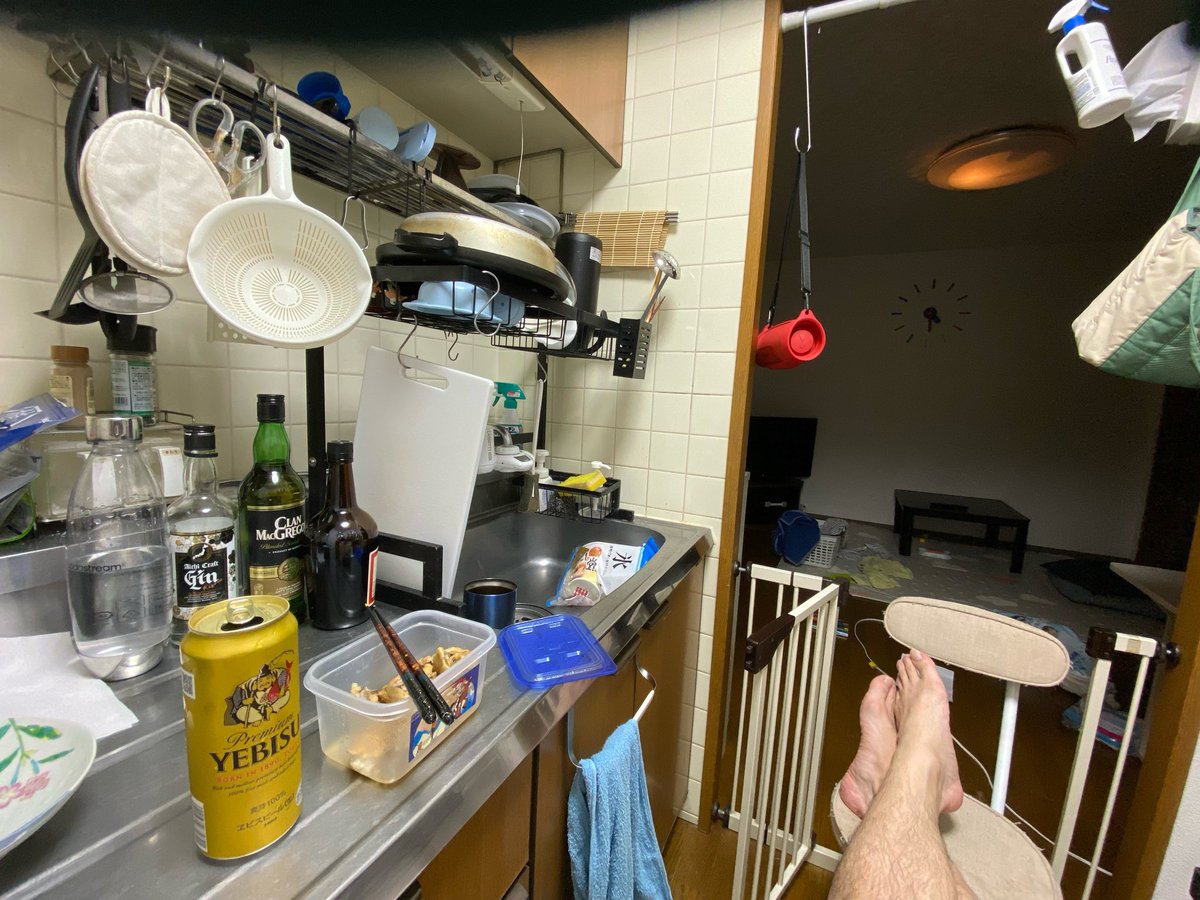 4日間で6日働いてキッチン内に着地
作り置きしておいた厚揚げと手羽元の煮物
自家製チャーシューも食っちゃお
料理上手くなったなー、オレ。
肉体労働ってのもあって毎日酒が美味い
妻も酒好きなので毎晩一緒に呑めて幸せです
明日(数時間後)は幼稚園の父親参観日
#エビスビール #晩酌 #夜勤明け