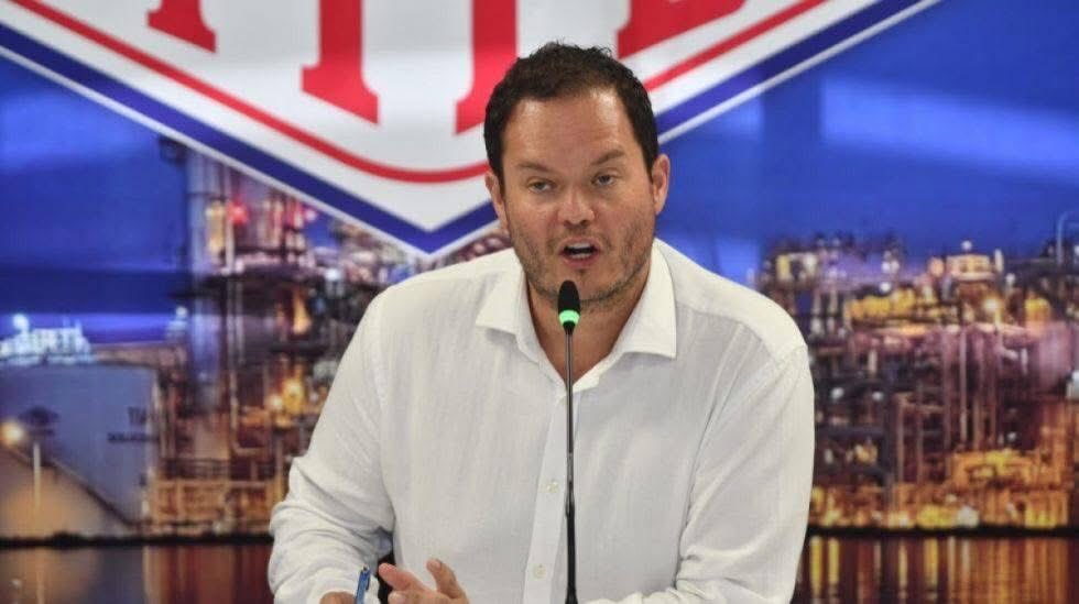 reddtvoficial's tweet photo. “No presentó respaldo médico”: Dorgathen deberá declarar en Yacuiba

La fiscal #SandraGutiérrez confirmó que el presidente de #YPFB, #ArminDorgathen, no logró justificar su pedido para declarar en #SantaCruz y deberá presentarse en #Yacuiba. 

“No presentó ningún respaldo médico”, explicó la autoridad, al confirmar que la comisión de fiscales rechazó el memorial que alegaba problemas de salud.

Mientras tanto, la orden de aprehensión contra Dorgathen continúa vigente y la Fiscalía avanza en la toma de declaraciones a otros involucrados. 

“El mandamiento sigue firme hasta que él se apersone”, advirtió Gutiérrez, dejando claro que el caso se complica para el máximo ejecutivo de la estatal petrolera.