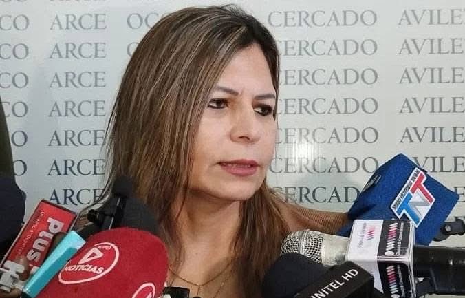 reddtvoficial's tweet photo. “No presentó respaldo médico”: Dorgathen deberá declarar en Yacuiba

La fiscal #SandraGutiérrez confirmó que el presidente de #YPFB, #ArminDorgathen, no logró justificar su pedido para declarar en #SantaCruz y deberá presentarse en #Yacuiba. 

“No presentó ningún respaldo médico”, explicó la autoridad, al confirmar que la comisión de fiscales rechazó el memorial que alegaba problemas de salud.

Mientras tanto, la orden de aprehensión contra Dorgathen continúa vigente y la Fiscalía avanza en la toma de declaraciones a otros involucrados. 

“El mandamiento sigue firme hasta que él se apersone”, advirtió Gutiérrez, dejando claro que el caso se complica para el máximo ejecutivo de la estatal petrolera.