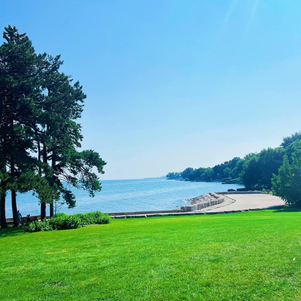 AhRim560's tweet photo. Follow the path where the vibrant emerald green meets the deep blue water. This view is the reward! 💚🌊☀️ #PathwayToTheSea #VibrantColors #TravelGoals #LakesideViews https://t.co/KhiFPNH3jj