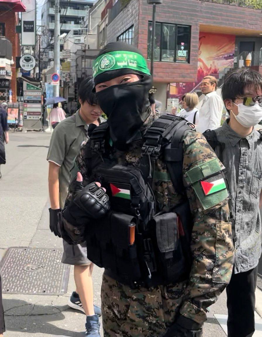 _Ali_Haydar_313's tweet image. Dünyanın her yerinde, özellikle Japonya'da, El-Kassam askerlerinin kıyafetlerini giymede önemli bir artış gözlemlenmiştir; öyle ki bazıları "terörizmi desteklemek" suçlamasıyla tutuklanmıştır.

#Hamas #Qassam