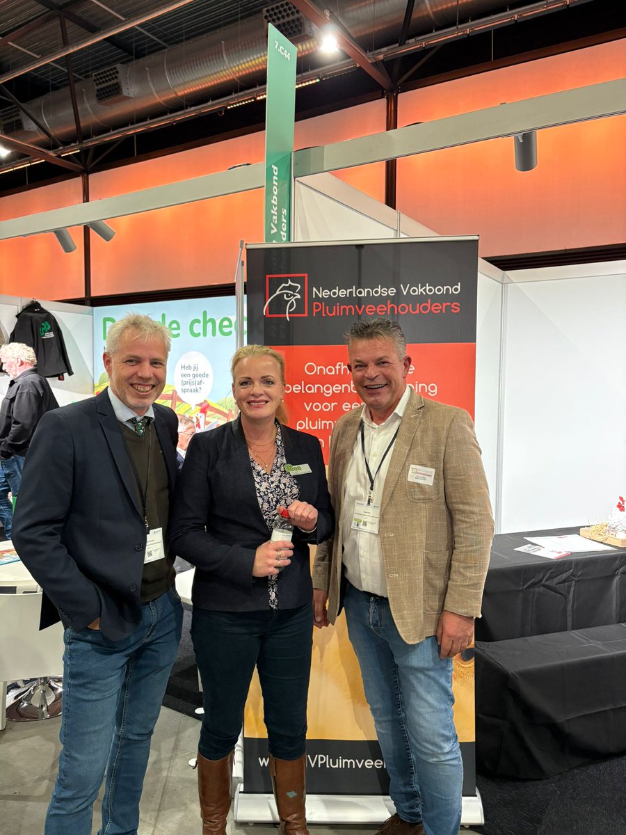 Gisteren op de Pork and Poultry Expo van <a href="/Easyfairs/">Easyfairs</a>. De Europese vertegenwoordiger van de <a href="/BoerBurgerB/">BBB BoerBurgerBeweging 🍀🍀🍀</a>  op bezoek bij de <a href="/NVPnieuws/">NVP</a> <a href="/jessikavanlee24/">Jessika van Leeuwen</a> zet zich in voor onze #pluimvee sector. Momenteel is de transportverordening, gelijke handhaving in de #EU en #Mercosur van belang.