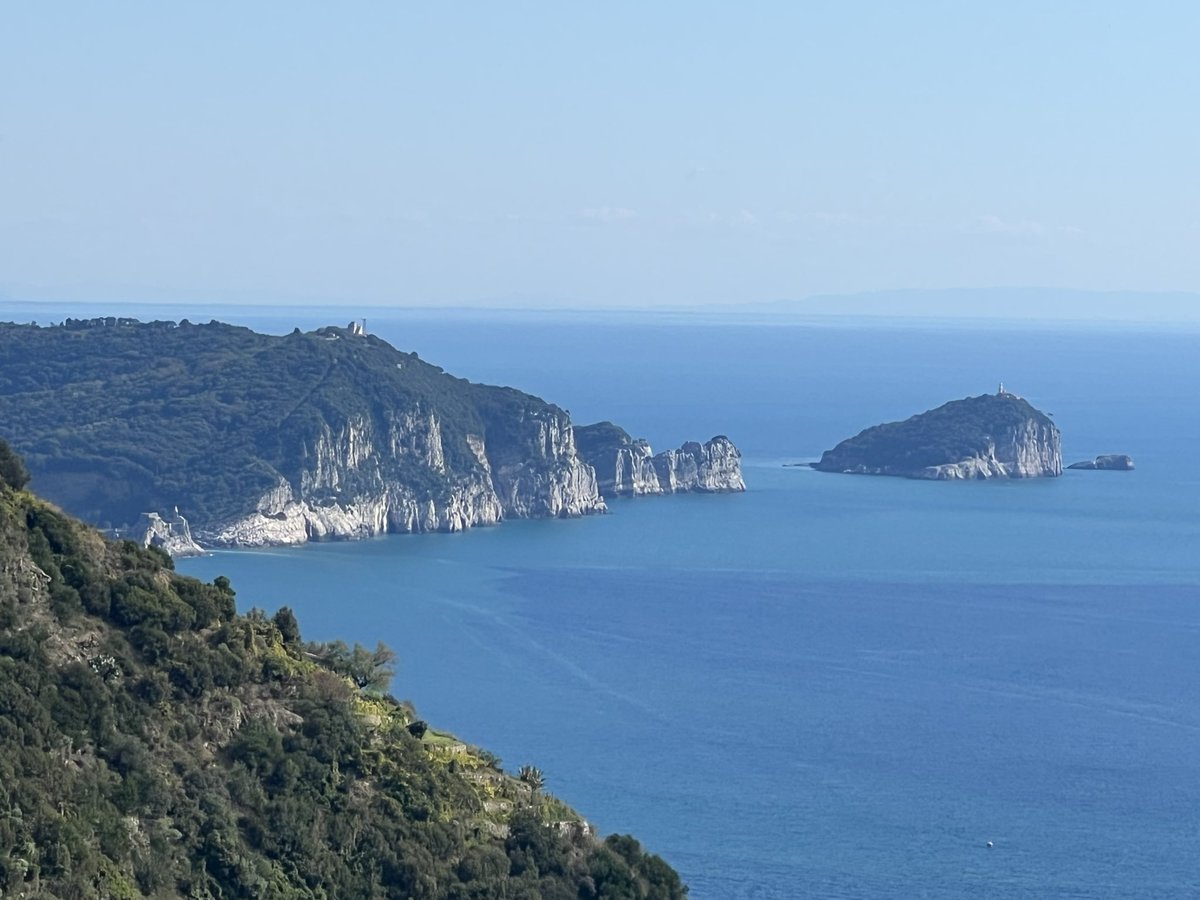 La splendide côte des Cinque Terre et de Porto Venere, au cœur de mon 6e jour sur la #ViaAurelia en direction de Rome.