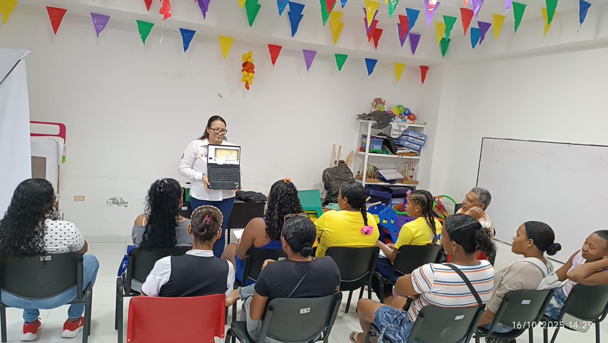 aucaribe's tweet photo. ¡Seguimos llevando conocimiento a las comunidades!
En #Clemencia y #Pendales realizamos una capacitación sobre contaminación y cuidado ambiental, promoviendo prácticas responsables que protegen nuestro entorno y garantizan un futuro más limpio para todos. https://t.co/g7NSdkuz3I