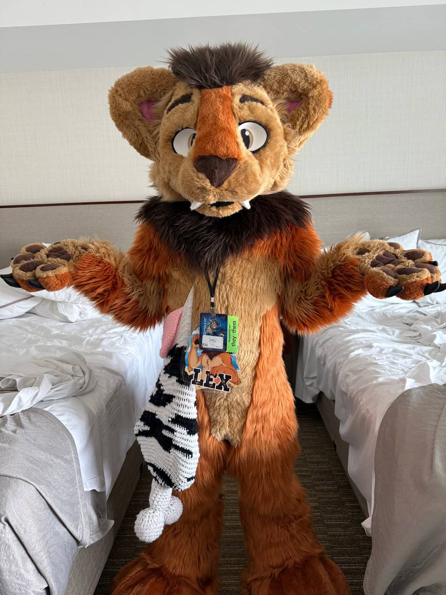 LexEravo's tweet photo. Happy #FursuitFriday!! Who gonna make the beds?? 👀

📸 @felixthetiger96 

#furry #fursuit https://t.co/jugGvfFuDj