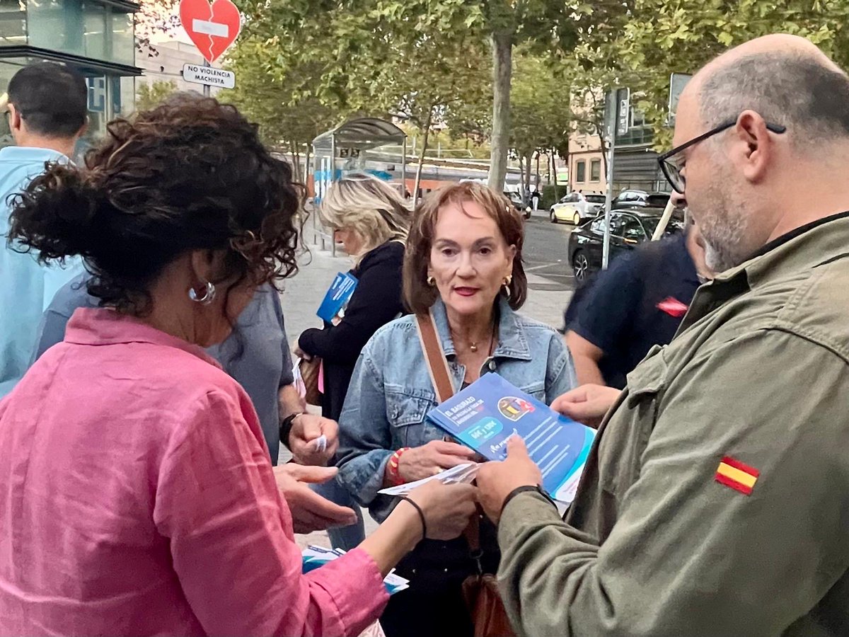 popularesfuenla's tweet photo. Queremos una Fuenlabrada limpia.

Pagas más que nunca pero recibes el peor servicio de limpieza.

Gracias a todos los vecinos que se han acercado y nos han trasladado sus quejas. ¡Lo cambiaremos! https://t.co/dHKY8re0pP