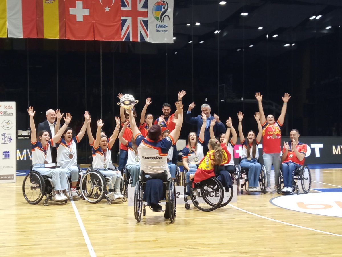 FEDEDDF's tweet photo. Qué bien luce la medalla de bronce 🥉🥉🥉 nuestro #TeamESP 🇪🇸

Somos terceras de Europa por tercera vez 👏

Noticia 👇
https://t.co/ZclXrQzzBI

Enhorabuena equipazo!!!
🏀🏀🏀
#wheelchairbasket #baloncesto https://t.co/MnMjzTp0zi