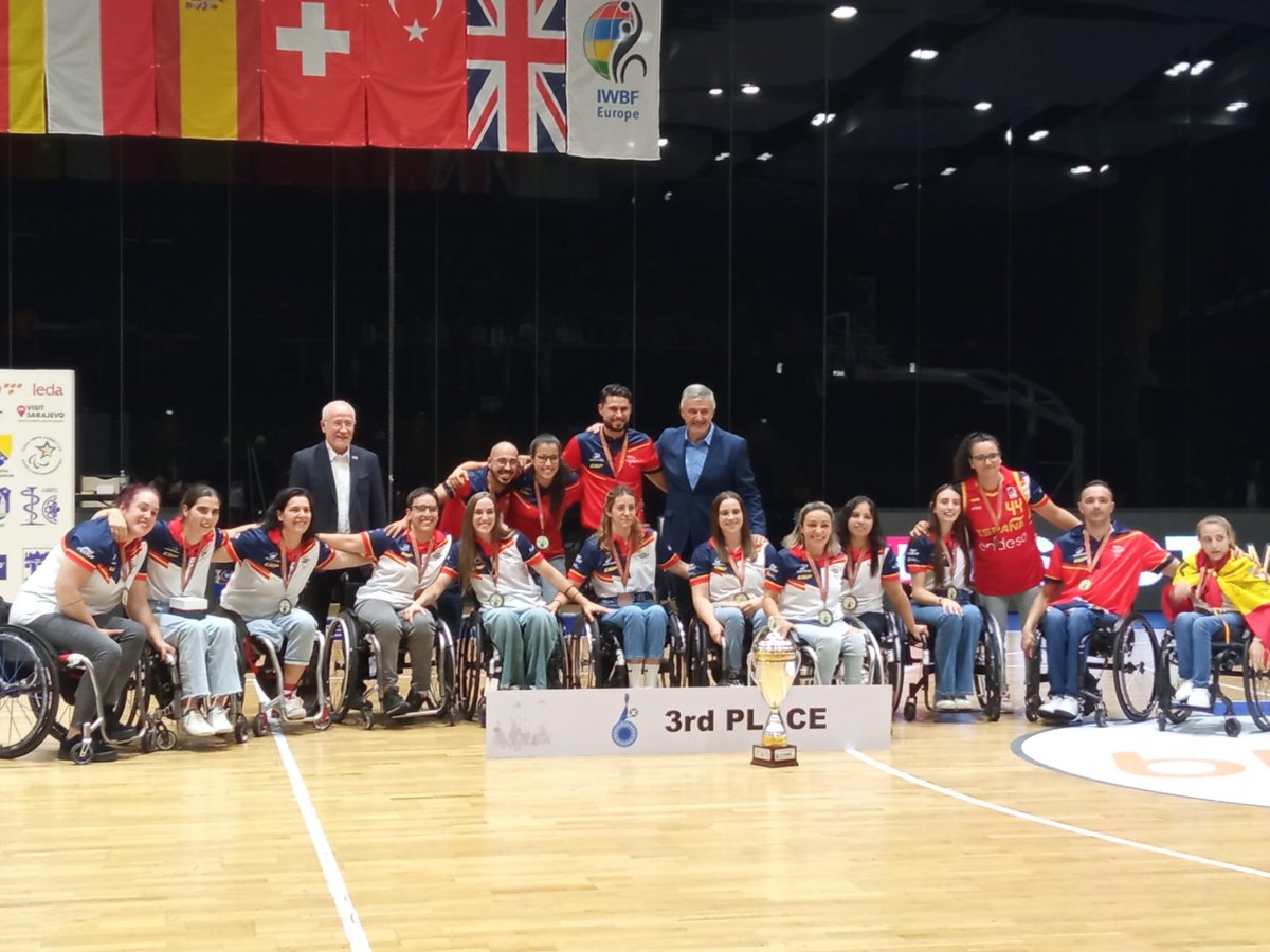 FEDEDDF's tweet photo. Qué bien luce la medalla de bronce 🥉🥉🥉 nuestro #TeamESP 🇪🇸

Somos terceras de Europa por tercera vez 👏

Noticia 👇
https://t.co/ZclXrQzzBI

Enhorabuena equipazo!!!
🏀🏀🏀
#wheelchairbasket #baloncesto https://t.co/MnMjzTp0zi