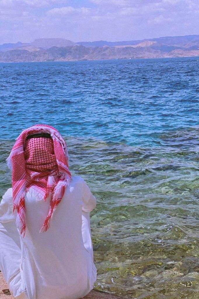 يا قلب لا تتعب من هموم الايام
 خابرك يا قلبي تشيل الثقيله

ياما عطاك الوقت من همه اكوام
ومحد درى عن همك اللي تشيله.🥀