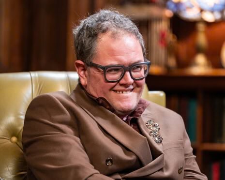 According to reports, following his popularity on #CelebrityTraitors, the BBC are lining up a big offer for Alan Carr to bring his iconic Chatty Man show BACK! He would follow in the footsteps of Graham Norton who also started off on Channel 4, before BBC One.

This MUST happen!!