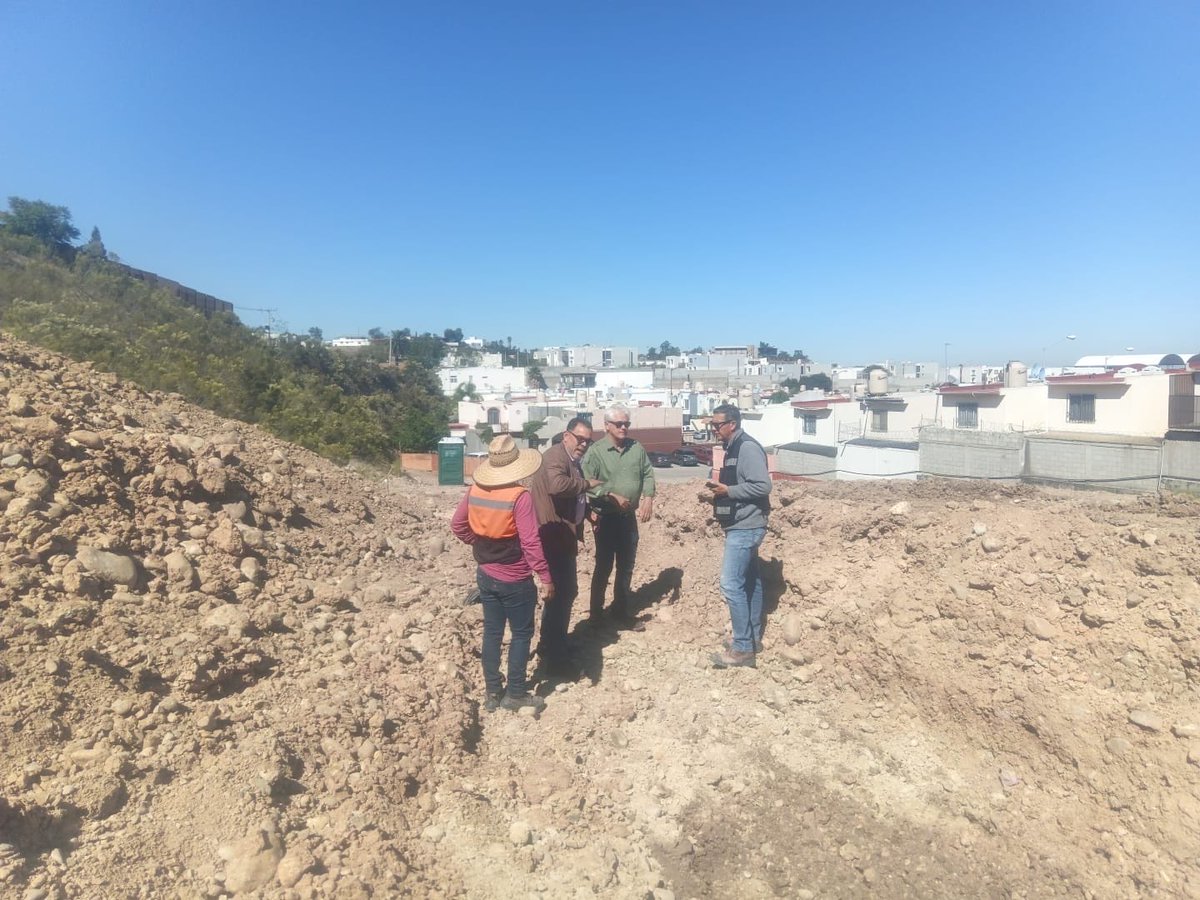 saintloyal's tweet image. Aquí aparezco al lado del Ing. David Mascareño, el referente más importante de la geotecnia de Baja California.