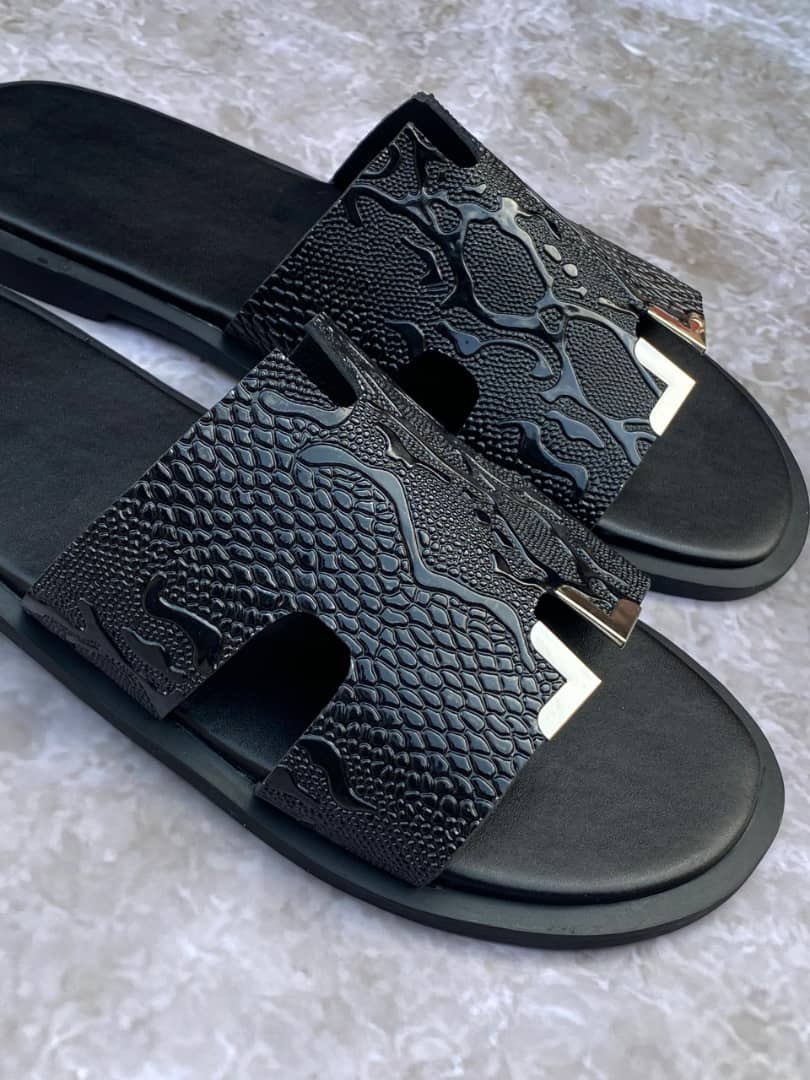 temsfootprint's tweet photo. Why blend in when you were born to stand out? 
With Tems Footprint, you’re not just wearing shoes, you’re leaving your print on every path you take. 
let’s make every step iconic.
It’s Your Print. Step into it. #temsfootprint #tems #yourprint #handmadefootwear #handmadeinlagos https://t.co/TmB1qvIhs2