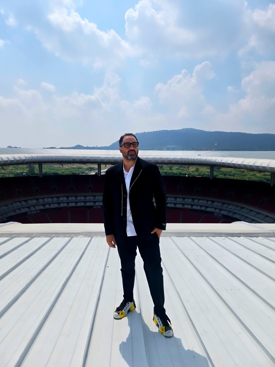 En la cima del increible Estadio Akron, en Guadalajara.
Sin lugar a dudas el mejor y mas hermoso estadio de México

Orgulloso de ver como la vision de Jorge Vergara, hoy se concreta en este estadio como sede del Mundial.

La casa de las Chivas
<a href="/Omnilife/">Omnilife</a>
<a href="/Chivas/">CHIVAS</a>
<a href="/EstadioAKRON/">Estadio AKRON</a>