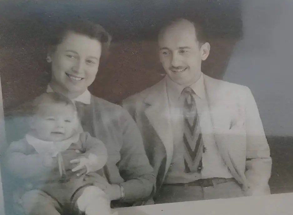 Fotografía que retrata al capitán Mario Efraín Arruabarrena junto a su esposa Emma Roque Posse y su hijo Mario Eduardo Arruabarrena, en su hogar de la Ciudad de Córdoba pocos meses antes de la Revolución Libertadora. 
El 16 de septiembre, Arruabarrena falleció durante la toma de