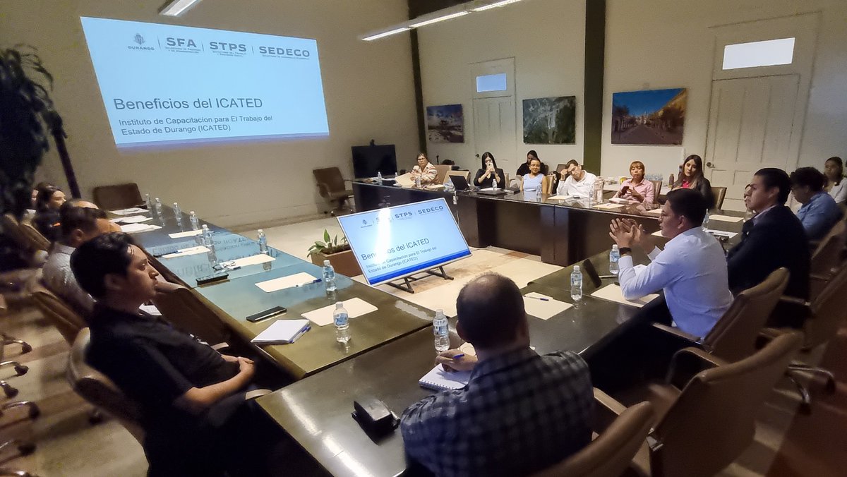 En coordinación con la <a href="/stypsdgo/">STyPSDGO</a> realizamos una reunión de trabajo con gerentes de recursos humanos de varias empresas. 👥
Con el objetivo de conocer las prioridades y necesidades en materia de formación y capacitación laboral en el estado. 💼✨
