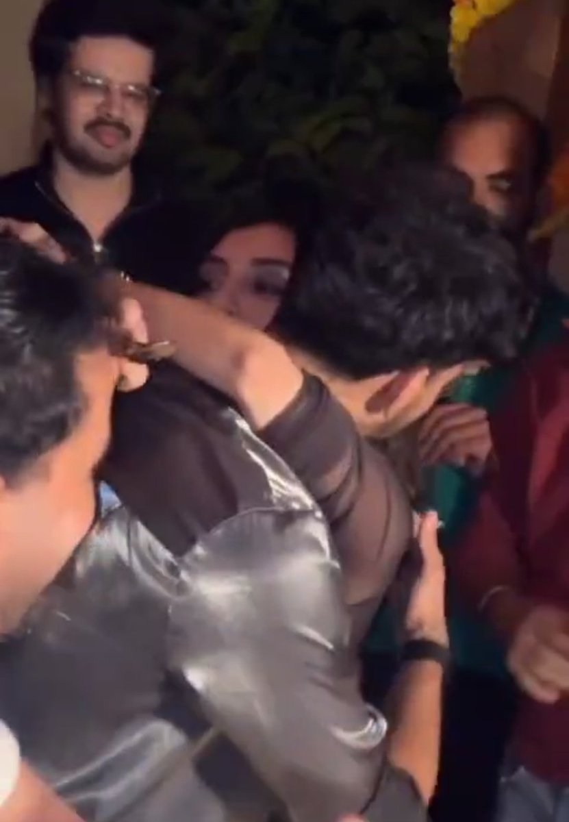 ItsDiptiDZ's tweet photo. from hearing her giggles in background of years old birthday celebration, when he was in his early/mid 20s...to...THIS :)

our DD, we really waited yearsss, years for days like this!!!

@DarshanRavalDZ
HAPPY BIRTHDAY DARSHAN RAVAL

I LOVED YOU EP OUT NOW https://t.co/ZfCtV00WWt