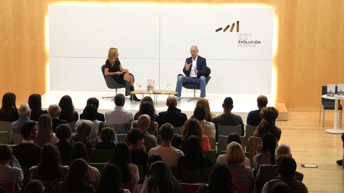 CAtapuerca's tweet photo. 🔖 𝐗 𝐄𝐧𝐜𝐮𝐞𝐧𝐭𝐫𝐨 𝐅𝐨𝐫𝐦𝐚𝐭𝐢𝐯𝐨 Cross Atapuerca

Durante la presentación del libro "La historia oculta de los Juegos Olímpicos" de @ErnestRiveras hemos vivido un gran repaso de todo lo que rodea a unos  Juegos Olímpicos 

Presentado @rocio_burgos https://t.co/U2O5etxscD