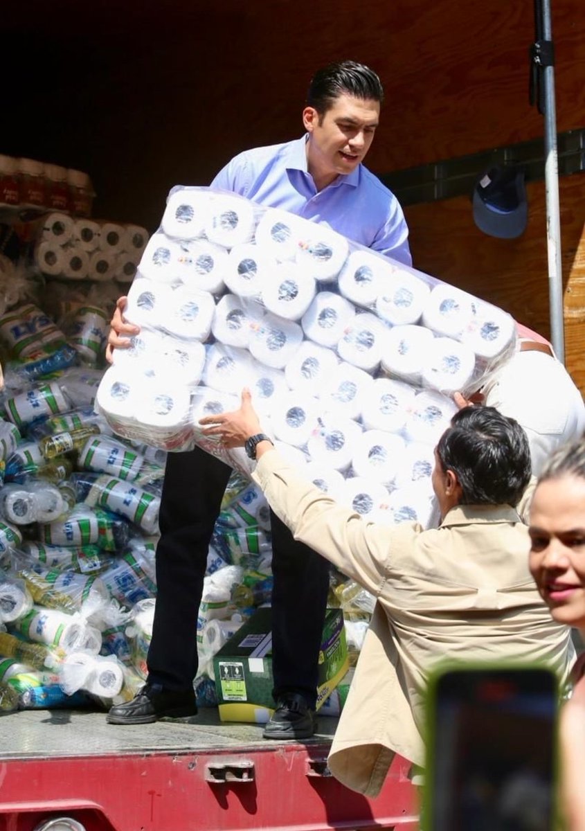 catrina_nortena's tweet photo. 🚨 La imagen más MISERABLE que verás el día de hoy

El Presidente del Cártel Inmobiliario @JorgeRoHe con su ex Borolitas, sobrina de Calderón, llenando un camión solo de papel higiénico que es lo más económico para donar a las áreas damnificadas... https://t.co/atiUjsYmUQ