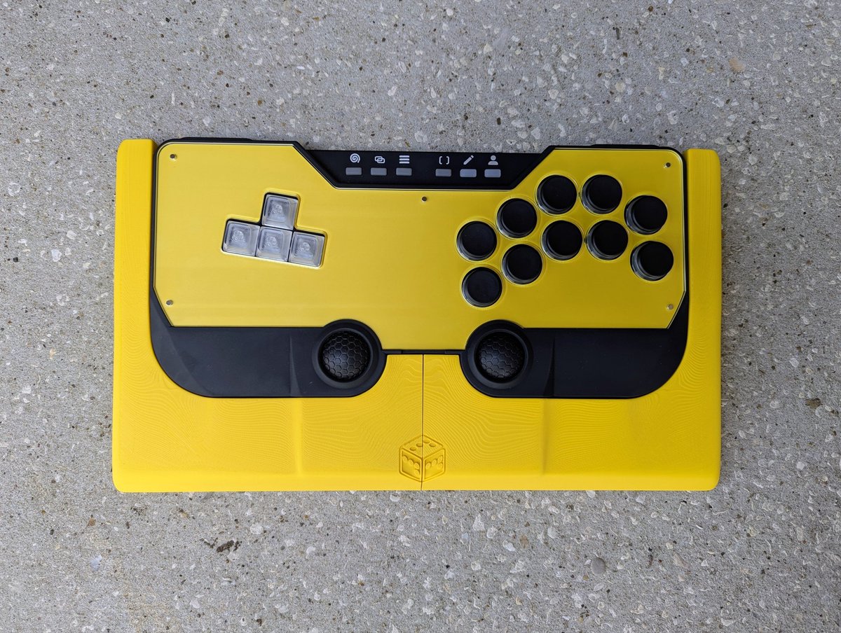 CheatboxProject's tweet image. I knew this would be kinda sick in yellow. SWORL Footsie in Polymaker Yellow HT-PLA with matching faceplate 🐝 #FightStickFriday
