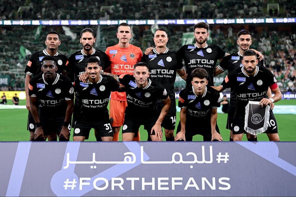 Turk1gh's tweet photo. قلناها دومًا .. الشخصية لا تشترى أبدًا!

شيخ الأندية رغم الطرد واستقبال هدف من ركلة جزاء مشكوك في صحتها، عدة غيابات للإصابة ووسط الفارق الكبير في العناصر والميزانيات

إلا أن الشباب ينجح بتعطيل الأهلي، حتى لو كان الليث جريح تجده لا يسقط ولا يخسر 🤍🖤

بإذن الله تكون بداية الانطلاق https://t.co/rVGgK6KUDE