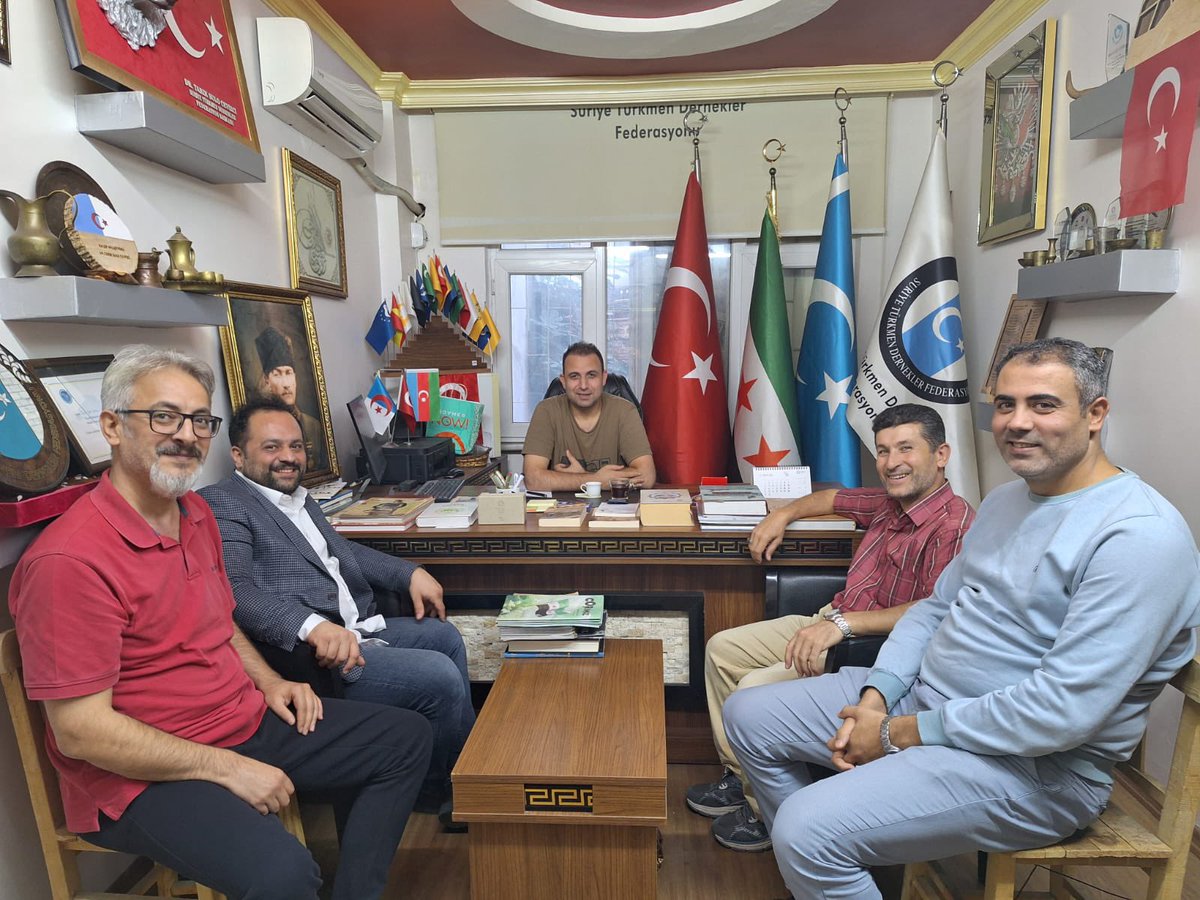 Bugün, Bayırbucak Türkmen heyeti ve değerli dostum Malik Atila Karadirek, nazik bir ziyarette bulundular.
اليوم تشرفتُ باستقبال وفد من تركمان بايربوجاق برئاسة الأخ العزيز الدكتور مالك أطيلا قرة ديرك.
قدّموا لي التهاني والتبريكات بمناسبة انتخابي عضواً في البرلمان.