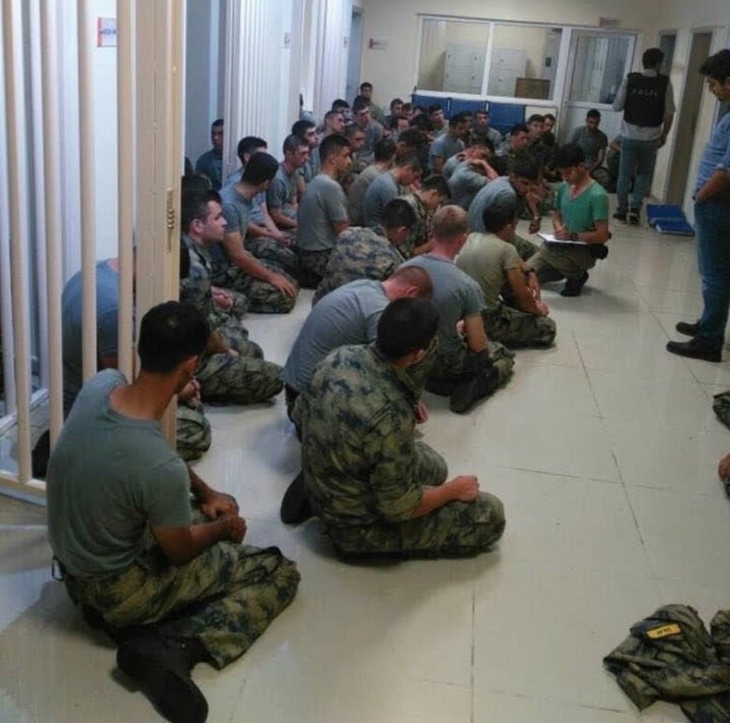 Hiçbir yetkisi olmayan, sadece komutanlarının ‘terör saldırısı’ emriyle otobüse binen,
Hiçbir şeyden haberi olmayan öğrenciler, hiçbir suç işlemedikleri halde yıllardır tutuklu. Gencecik hayatları mahvettiniz bu kadar zulüm yeter.

AskeriÖğrenciye ZulmeSon